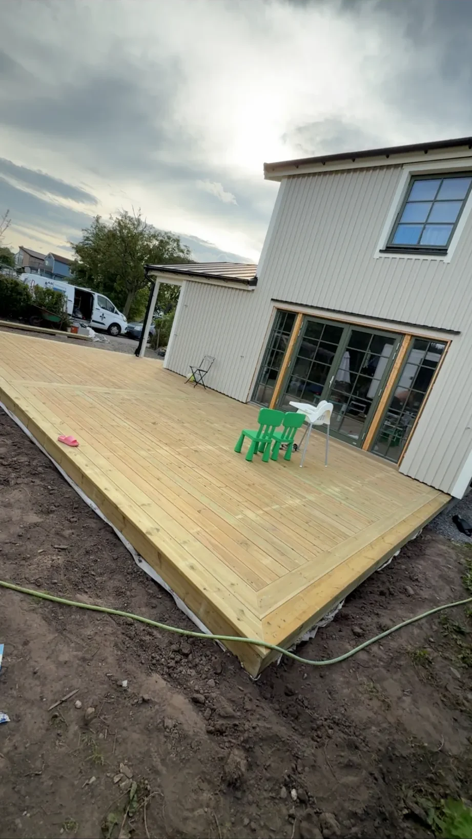 Nybyggd altan i trä vid villa