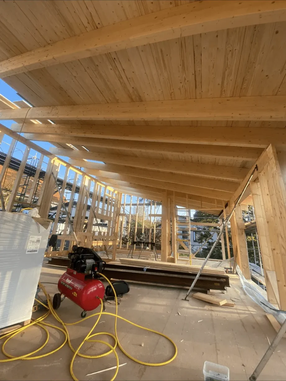 Stomresning med limträbjälkar i nybyggt hus