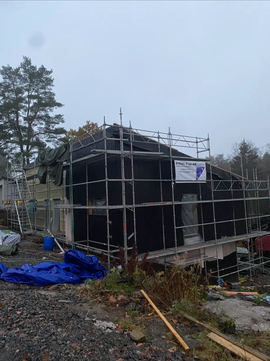 Svart träfasad på nybyggt hus med Bosna Bygg-skylt