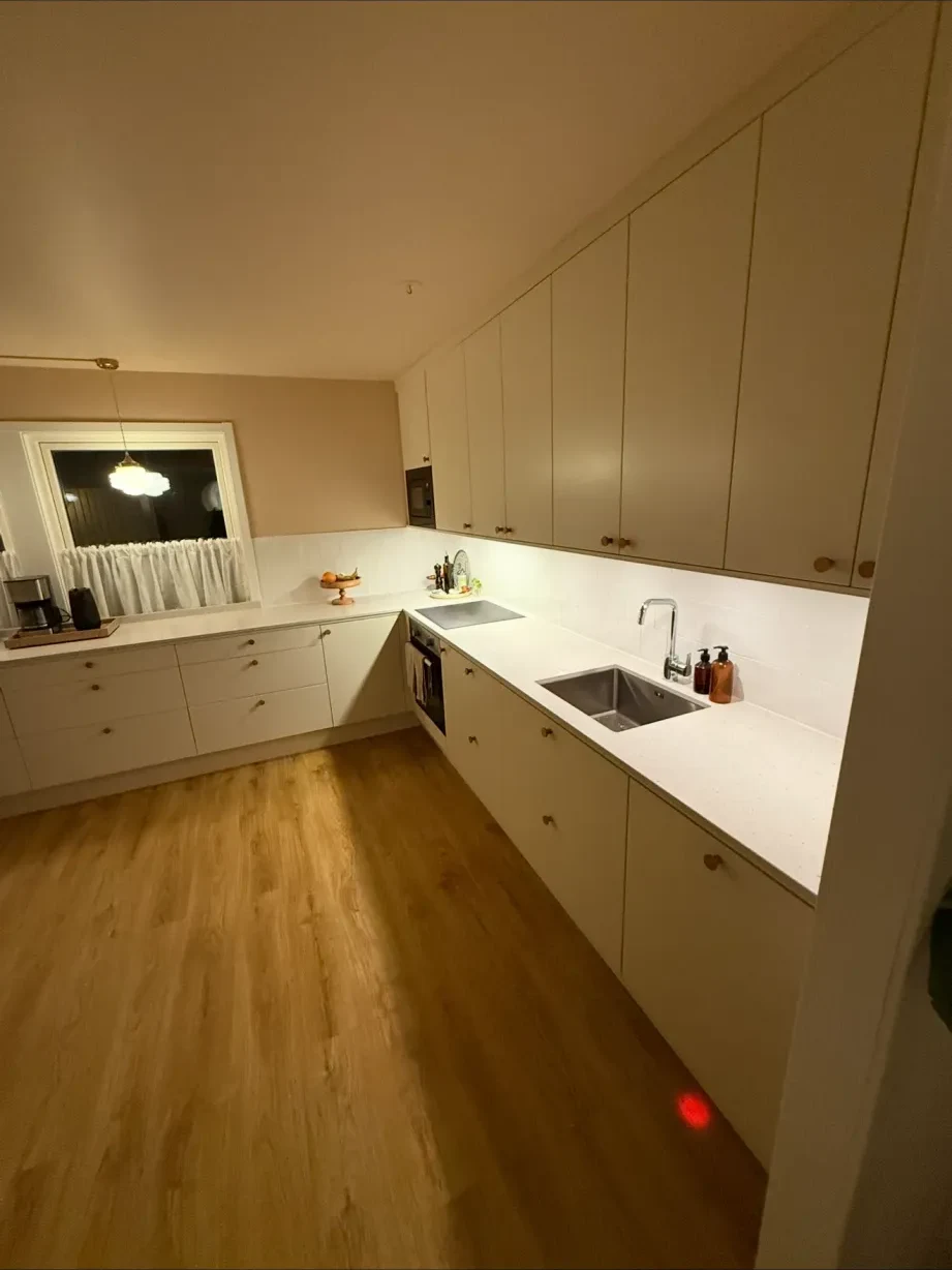 Modernt renoverat kök i ljust trä